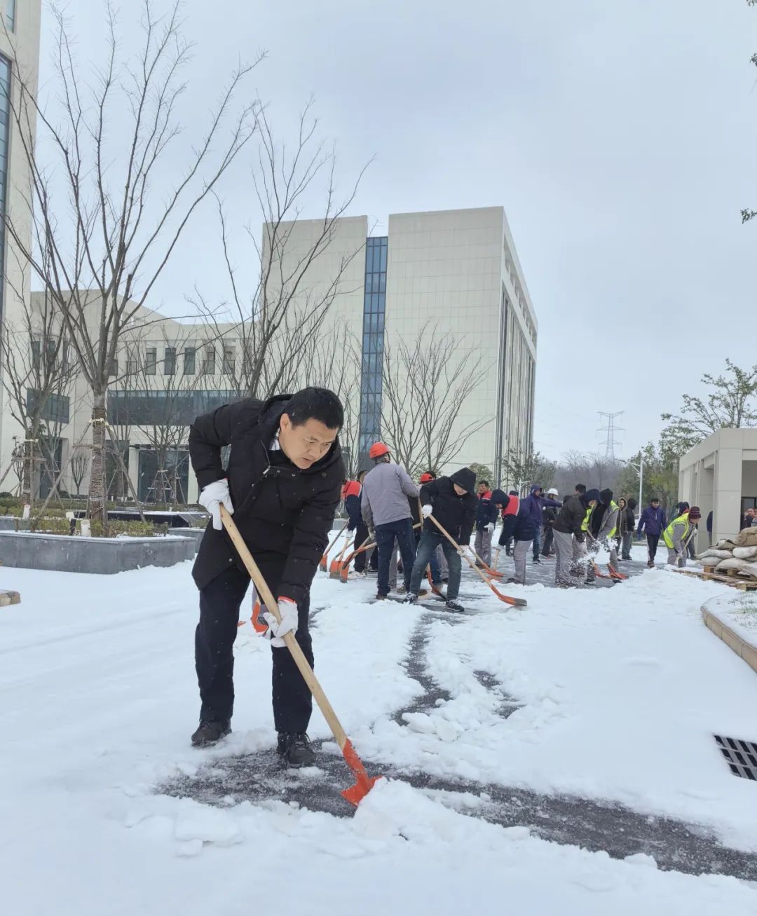 以雪為令！人防公司除雪破冰保生產(chǎn)